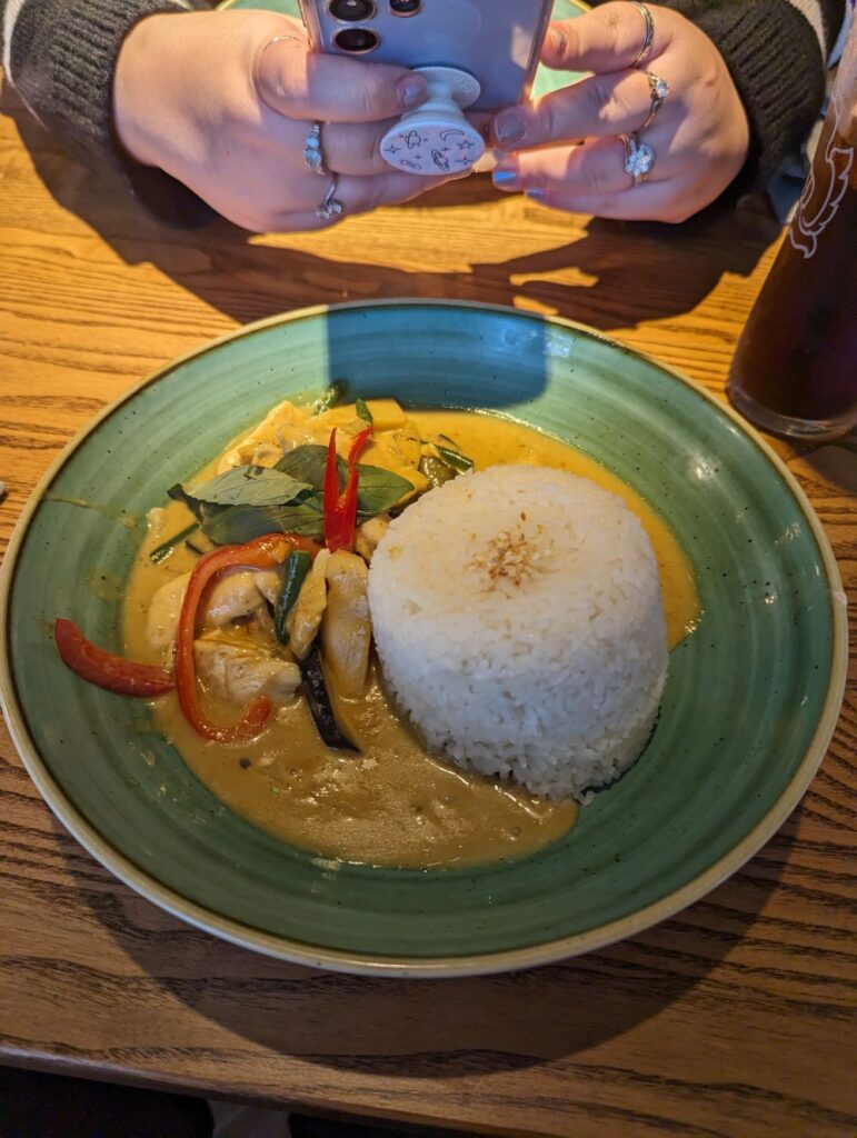 a photo of a green thai curry